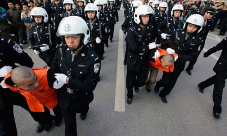 Chinese police esvort murderers to court