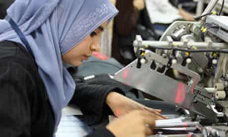 MDG: Egypt / A seamstress cuts fabric in a factory