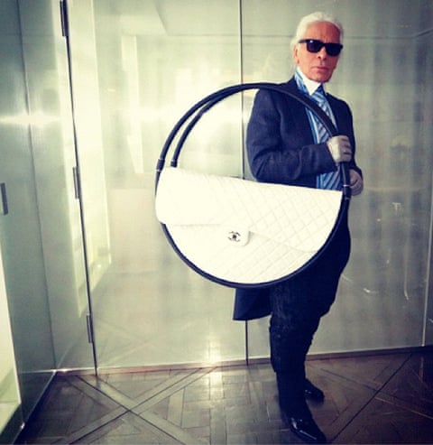 Karl Lagerfeld models a totally normal hula hoop bag at Paris fashion ...