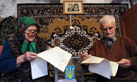Ukraine election elderly couple