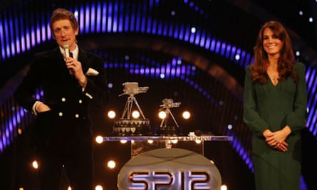 Bradley Wiggins gives his victory speech watched by the Duchess of Cambridge