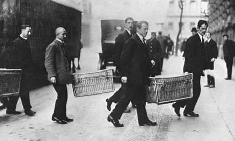 Germans carry baskets with gold to bank in 1923