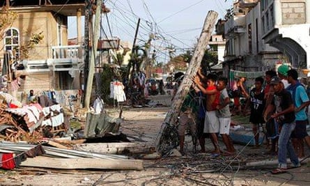 Typhoon Haiyan: people in Daanbantayen