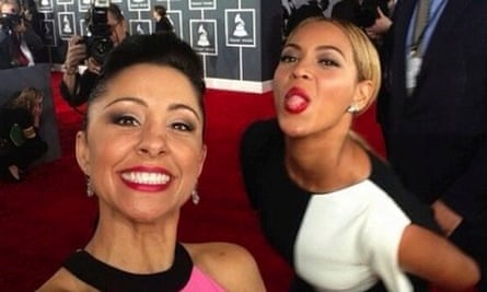 Beyoncé photobombs Nikki Boyer at the Grammys