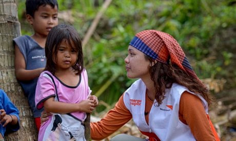 Philippines typhoon Haiyan World Vision staff officer, Crislyn Felisilda with children