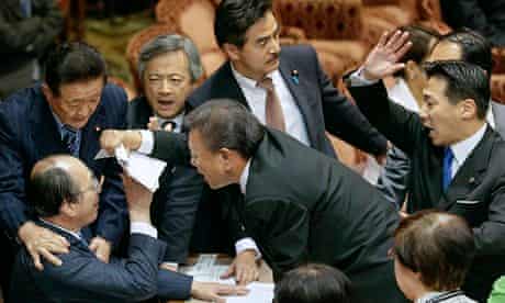Opposition politicians confront upper house security special committee chairman Masaharu Nakagawa (s