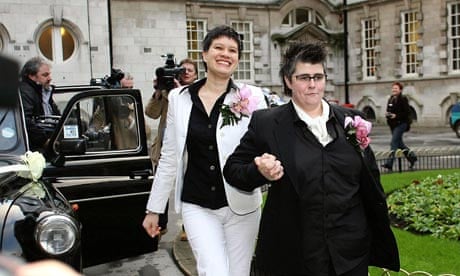 Shannon Sickles (l) and Grainne Close, arrive at Belfast city hall in December 2005