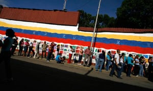 Venezuelans-queue-for-foo-008.jpg
