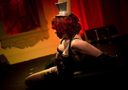 Burlesque: The erotic art of keeping clothes on, Fashion