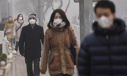 Beijing fog Chinese people wear masks
