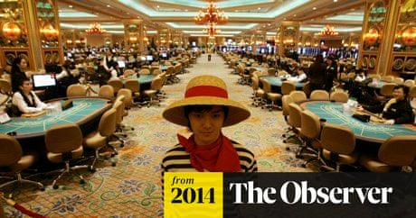 Intérieur d'un casino avec tables de jeu