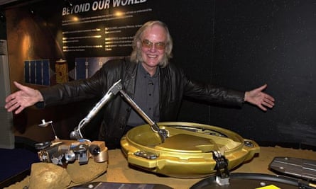 Colin Pillinger with the Beagle 2 landing craft in 2002
