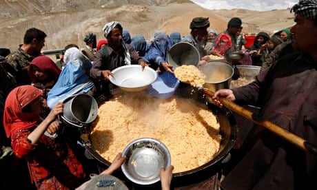 MDG : Afghan villagers displaced by the deadly landslide receive their lunch