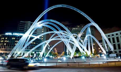 Otto Piene's Plus léger que l'air: inflated and illuminated tubes form arcs in a Paris square