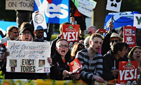 Campaigners for Scottish independence hold up placards  