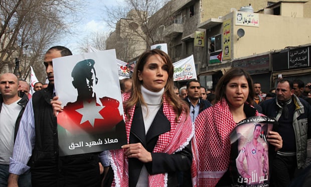 Jordan's Queen Rani holds a picture of executed Jordanian pilot Muadh al-Kasasbeh