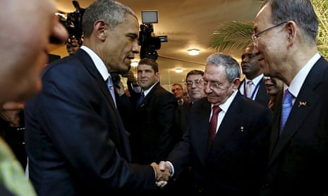 Barack Obama and Raúl Castro shake hands