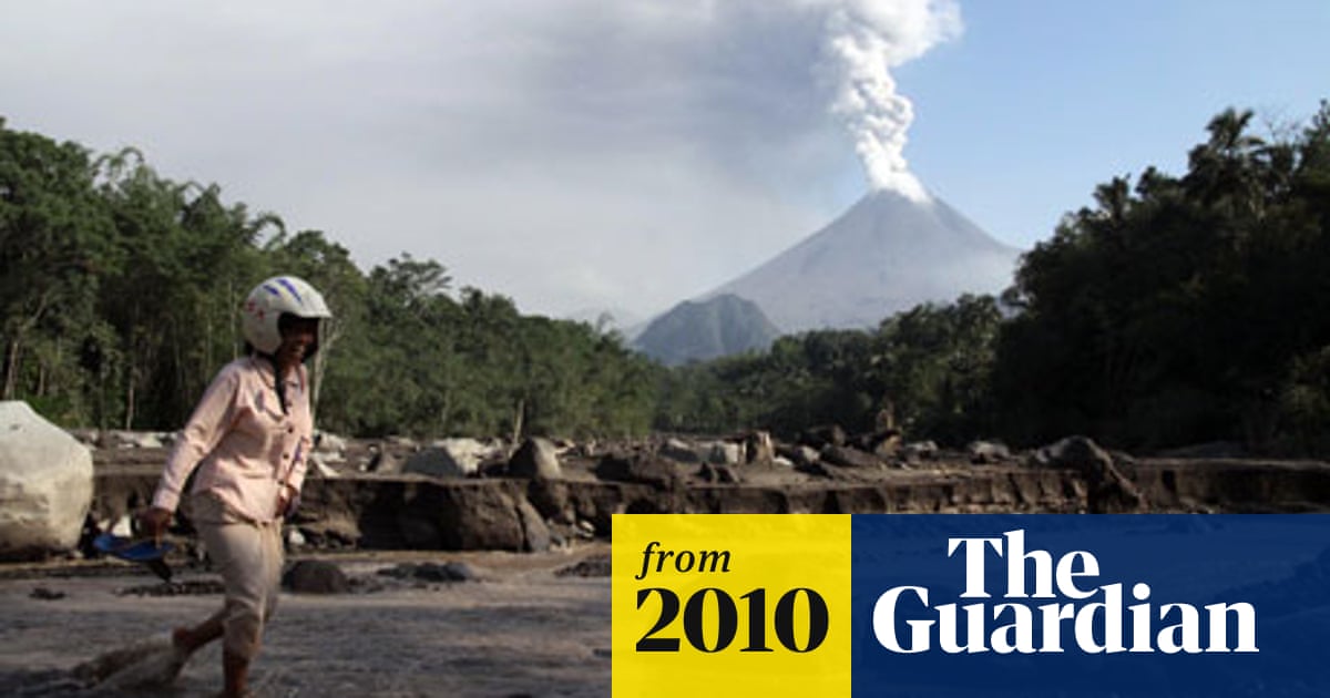Volcano Evacuees Return Home As Mount Merapi Eruptions Slow Down Indonesia The Guardian