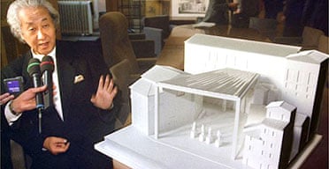 Architect Arata Isozaki and a model of his proposed new exit for the Uffizi