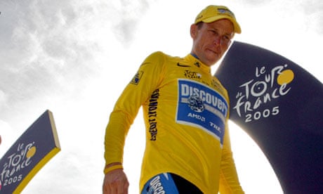 Lance Armstrong stands on winners' podium in 2005