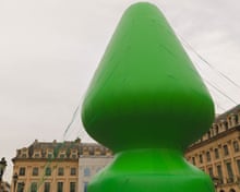 Paul McCarthy 'butt plug' sculpture in Paris provokes rightwing backlash | Paul McCarthy | The Guardian Paul McCarthy 'butt plug' sculpture in Paris provokes rightwing backlash | Paul McCarthy | The Guardian