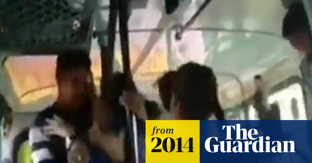 Two women fight off alleged harassers on a public bus in India - video