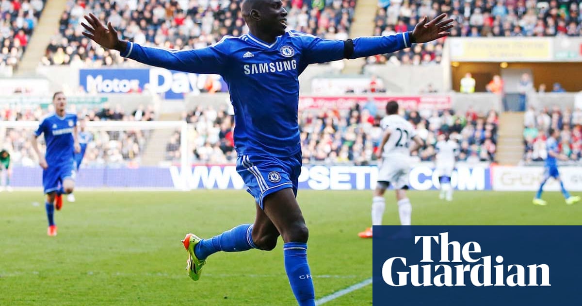 Demba Ba Goal Secures Three Points For Chelsea Over 10 Man Swansea Premier League The Guardian