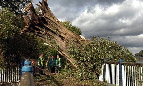Storms batter Britain - 28 Oct 2013