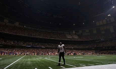 Salesforce: a player stands in the middle of the field during the blackout at Superbowl 2013