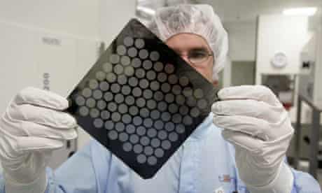 Un dipendente con un master per la produzione di micro schermi tra le altre cose per l'uso nel medi