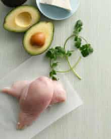 Avocado, formaggio e pollo crudo