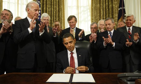 Barack Obama caps his pen after signing an executive order closing the Guantánamo Bay prison