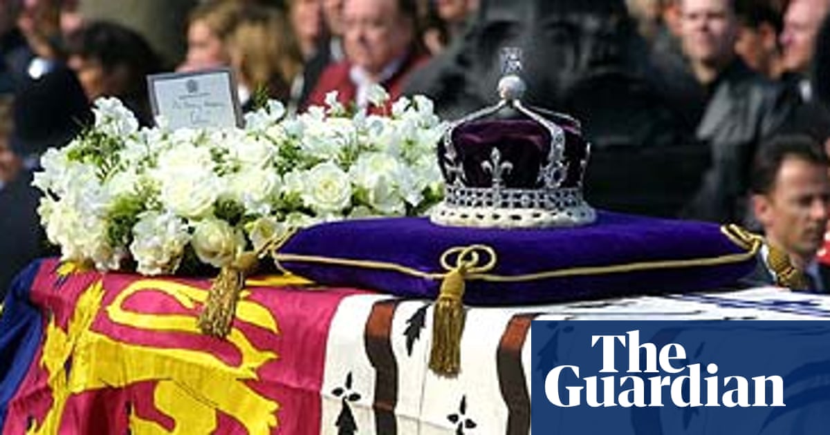 Thousands Queue To Pay Their Respects To Queen Mother Queen Mother The Guardian
