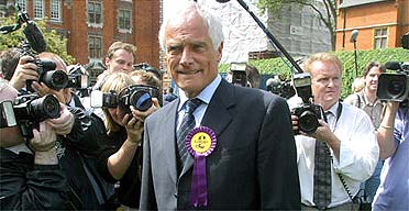 Robert Kilroy-Silk surrounded by photographers outside House of Commons