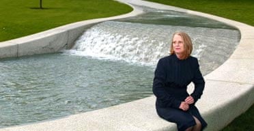 Kathryn Gustafson with the Diana memorial fountain