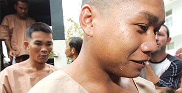 Bualoi Posit, 23, (right), and Wichai Somkhaoyai, 24, arrive at court