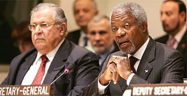 Kofi Annan at a meeting of the UN beside Iraqi president Jalal Talabani