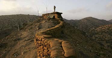 A US soldier on the border between Afghanistan and Pakistan