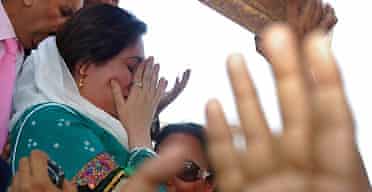 Benazir Bhutto cries as she lands at Karachi international airport