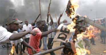 Kenyan opposition supporters set fire to banners