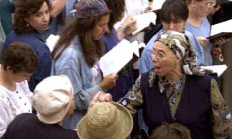 Jewish women praying