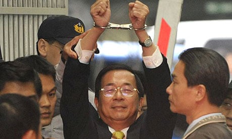 The former Taiwan president, Chen Shui-bian, is taken in shows handcuffs from the prosecutors' office to the Taipei district court