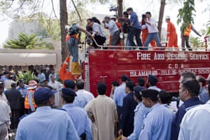 Bomb in Islamabad: Reporters, policemen and firefighters rush to the site