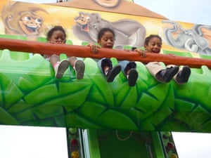 Kingsmead: Fairground ride by Emete