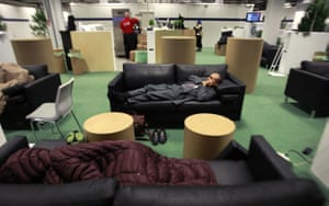 Copenhagen : Journalists sleep in the media room at the Bella Center in Copenhagen