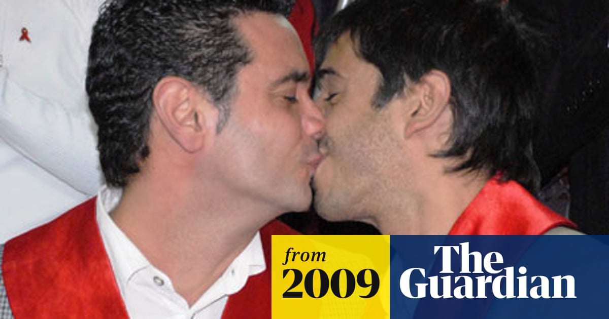 Kissing and have sex in Caracas