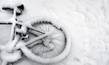 A fallen bicycle lies in the snow in Cambridge 