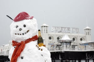 Gallery Snowman gallery: Brighton beach: snowman with a wine bottle.