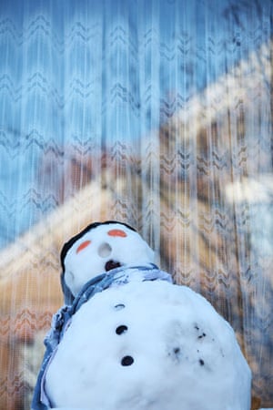 Gallery Snowman gallery: London: snowman on a windowsill.