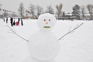 Gallery Snowman gallery: Wimbledon: a snowman in a park.